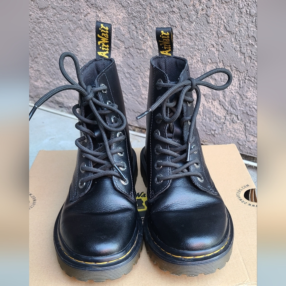 Dr. Martens women's Luana combat black leather lace up boots 1460 inspired.